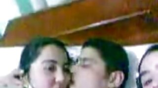 Um homem com quero ver vídeo pornô das coroas dois dedos e um membro beijou um ladrão na cama