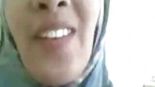 Beijos sensuais de uma garota vídeos pornôs coroas gostosas de botas, abrindo os quadris