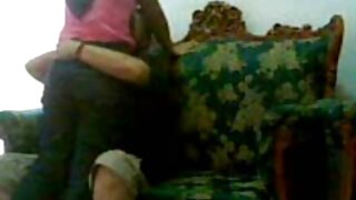 Uma garota com uma bela figura se rende a um vídeo pornô velha transando cara magro de óculos