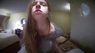 Cutie está ativamente esmagando sua bunda vídeos pornô coroas gostosas com a ajuda de um pênis grande