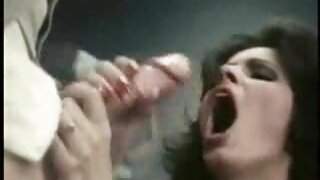 Mulher tatuada se divertindo com seu buraco bizarro videos pornos coroas