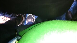 Beijando uma garota de calcinha em seu pornodoido coroas iate de luxo