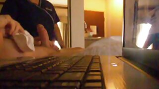 Uma cortesã exuberante trabalha duro videos caseiros coroas para fazer um buraco por Dinheiro