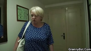 uma empresária posando de mordomo no quarto vídeo pornô de coroas peitudas